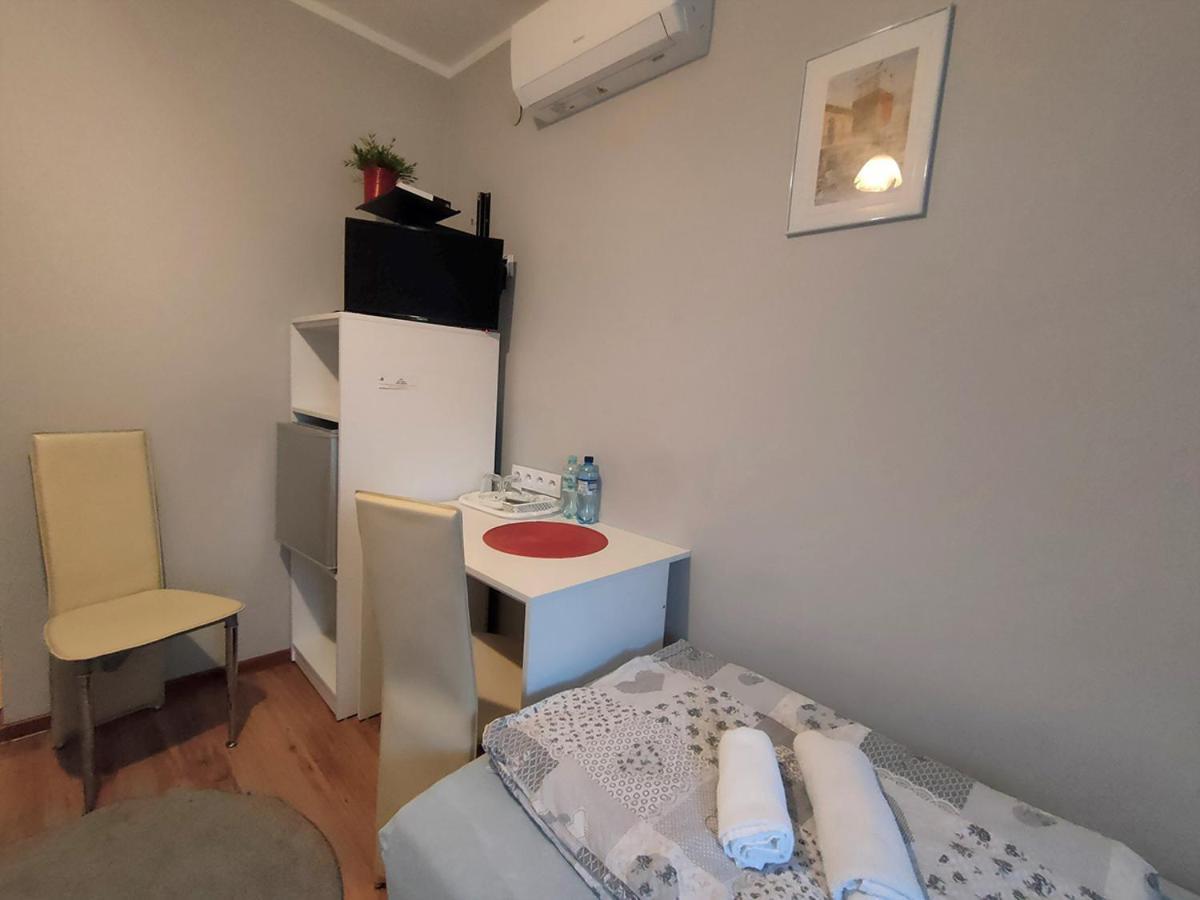 スタラホビツェ Stajnia Pod Debem Bed & Breakfast エクステリア 写真