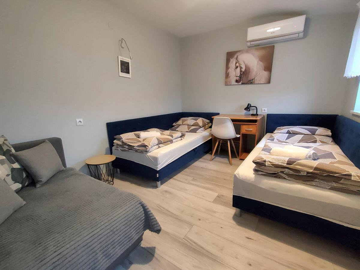 スタラホビツェ Stajnia Pod Debem Bed & Breakfast エクステリア 写真